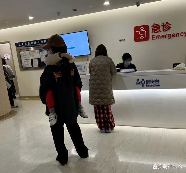杨颖风波后首现身！带儿子看急诊神情憔悴，粉丝斥责黄晓明不负责