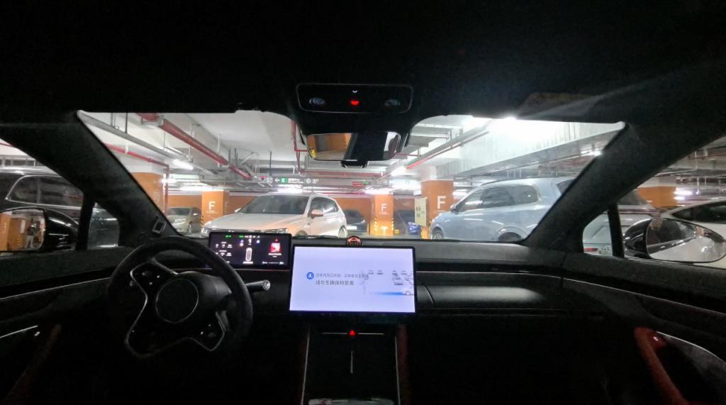 华为无人代客泊车视频曝光：智界 S7 汽车首发，到商场自己找车位
