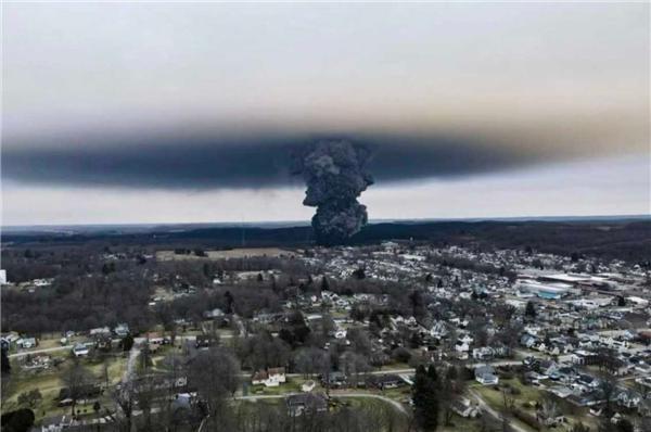 美国运送有毒货物火车脱轨：2节车厢泄漏引发大火