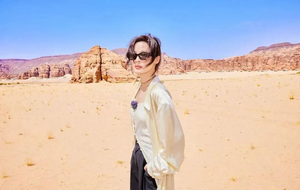 从时尚黑洞到香奈儿亲闺女，辛芷蕾的诀窍是：要死不活