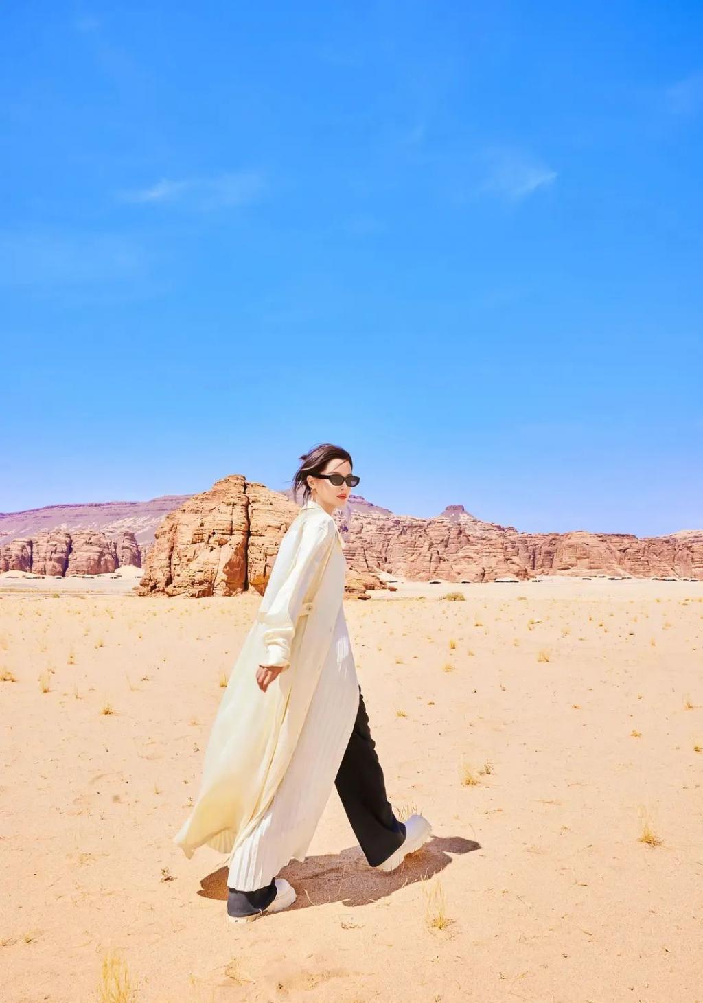 从时尚黑洞到香奈儿亲闺女，辛芷蕾的诀窍是：要死不活