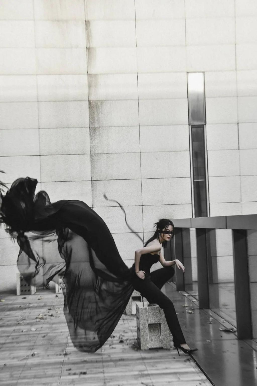 从时尚黑洞到香奈儿亲闺女，辛芷蕾的诀窍是：要死不活