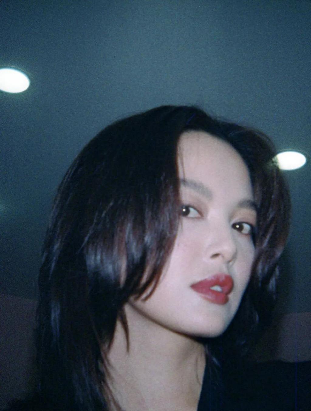 从时尚黑洞到香奈儿亲闺女，辛芷蕾的诀窍是：要死不活