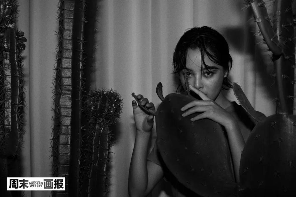 从时尚黑洞到香奈儿亲闺女，辛芷蕾的诀窍是：要死不活