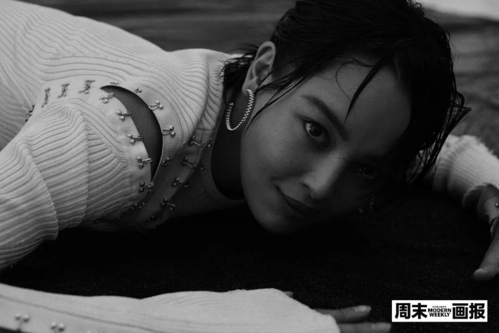 从时尚黑洞到香奈儿亲闺女，辛芷蕾的诀窍是：要死不活