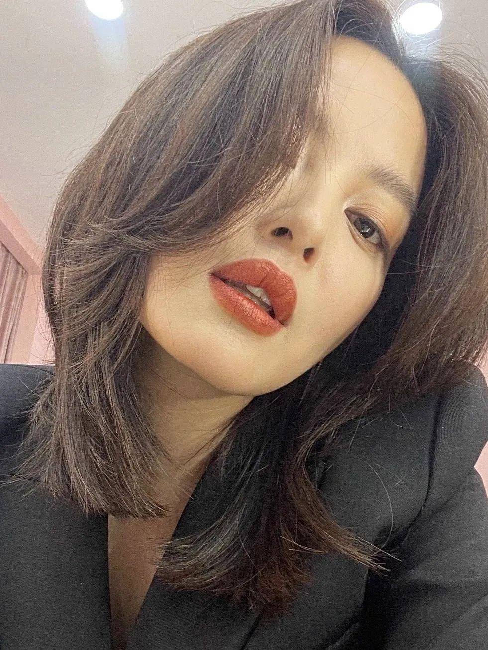 从时尚黑洞到香奈儿亲闺女，辛芷蕾的诀窍是：要死不活