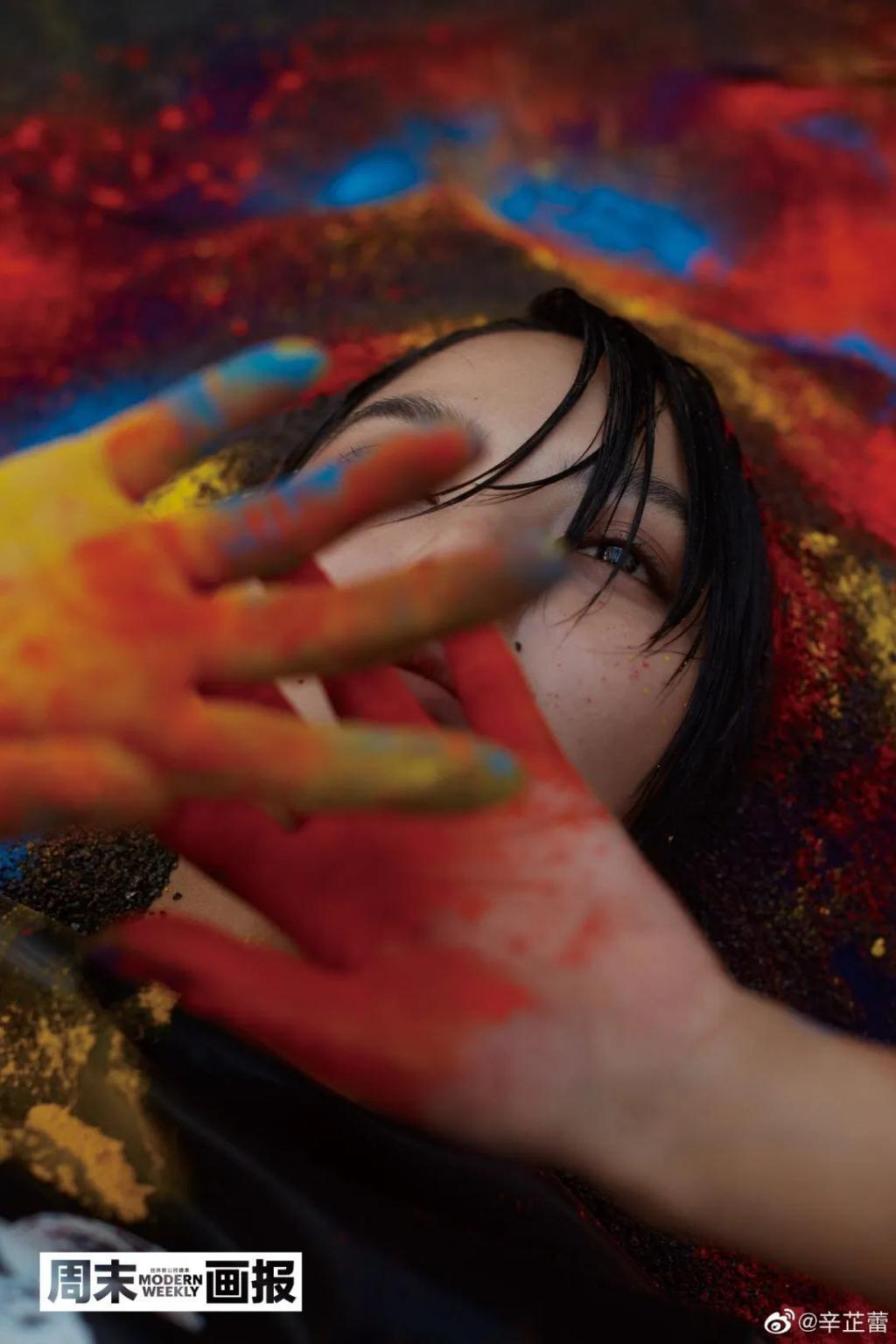 从时尚黑洞到香奈儿亲闺女，辛芷蕾的诀窍是：要死不活