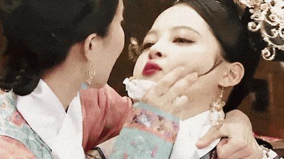 从时尚黑洞到香奈儿亲闺女，辛芷蕾的诀窍是：要死不活