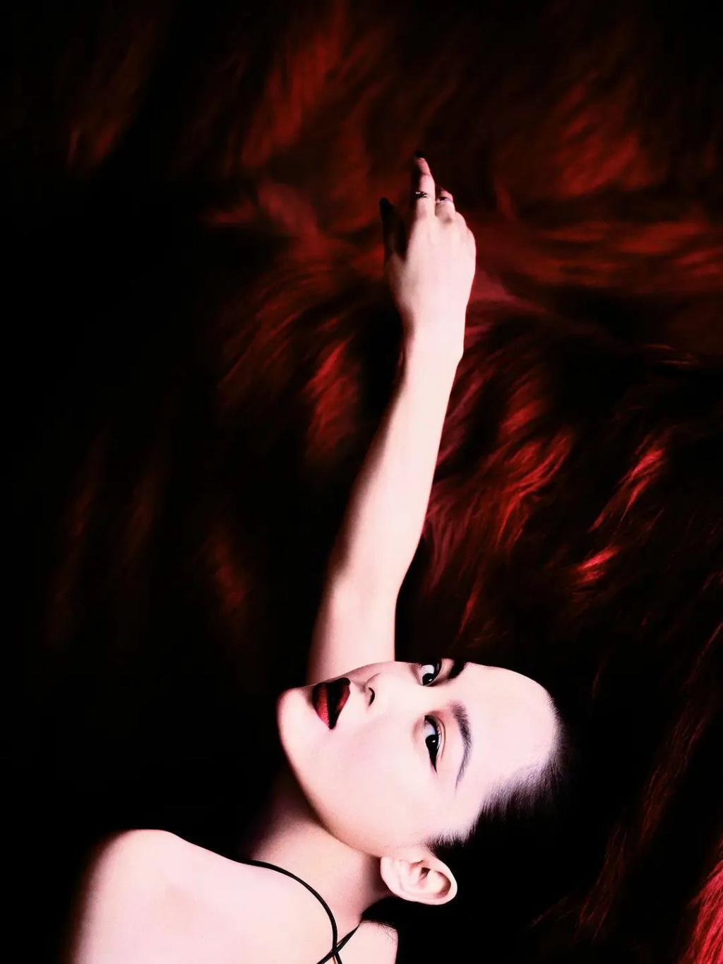 从时尚黑洞到香奈儿亲闺女，辛芷蕾的诀窍是：要死不活