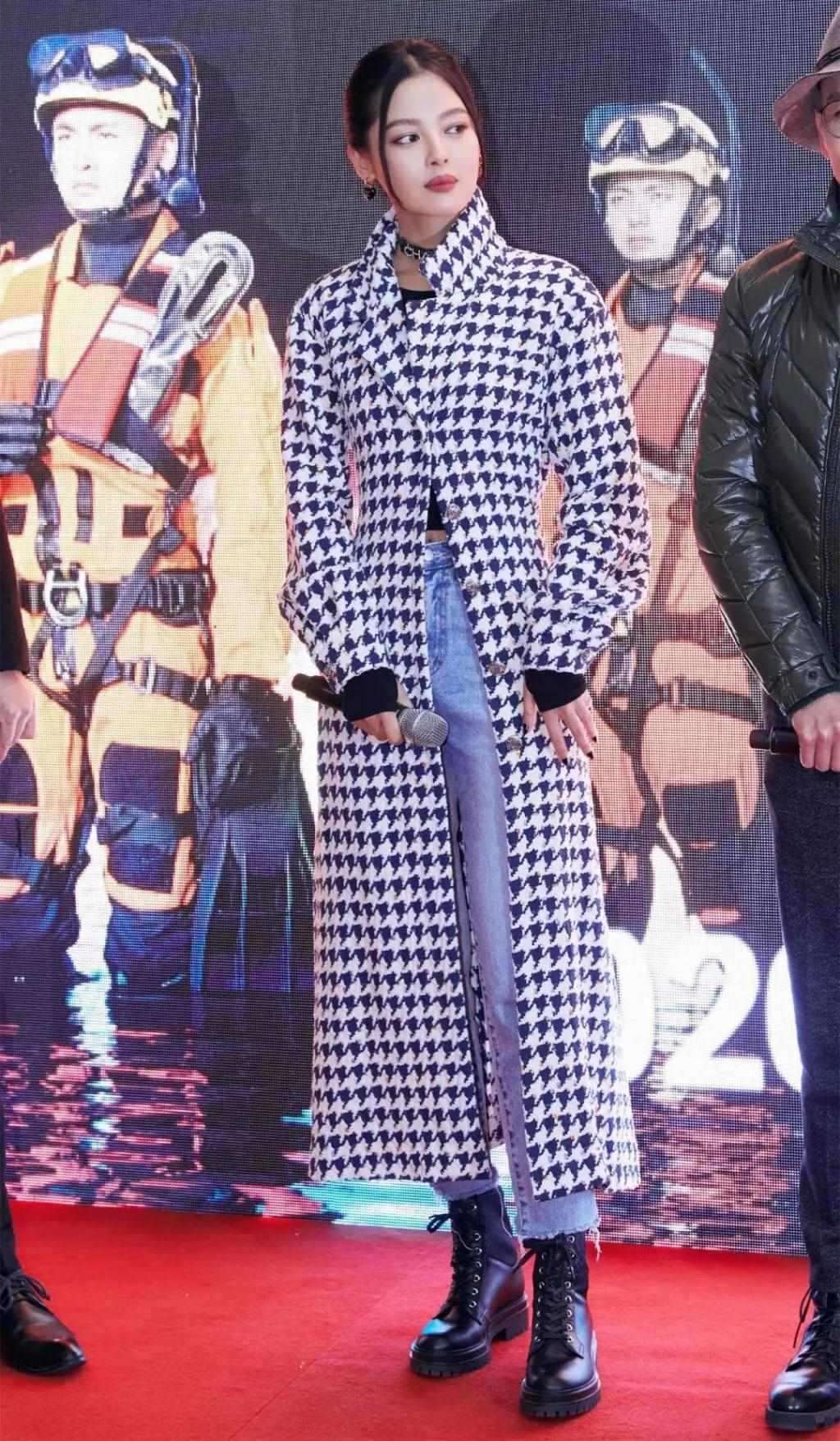 从时尚黑洞到香奈儿亲闺女，辛芷蕾的诀窍是：要死不活