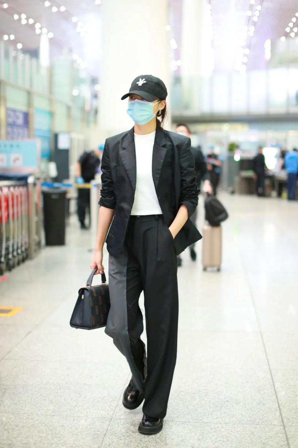 从时尚黑洞到香奈儿亲闺女，辛芷蕾的诀窍是：要死不活