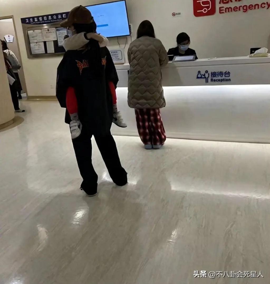 杨颖风波新进展：公司注销，憔悴带娃看病，死对头都比她过得好