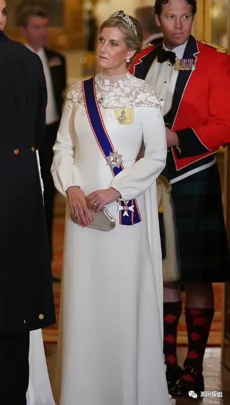 英王室为韩总统办奢华国宴！最抢镜的是凯特王妃的红衣美腿