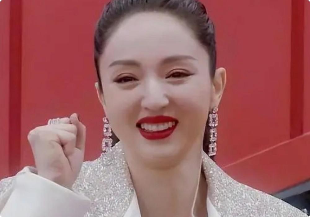 同样是演宋庆龄，把董璇版和李羚、许晴等人对比，高下立见