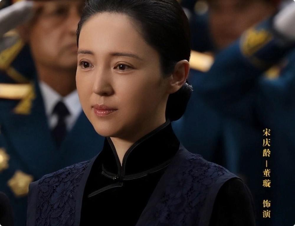 同样是演宋庆龄，把董璇版和李羚、许晴等人对比，高下立见