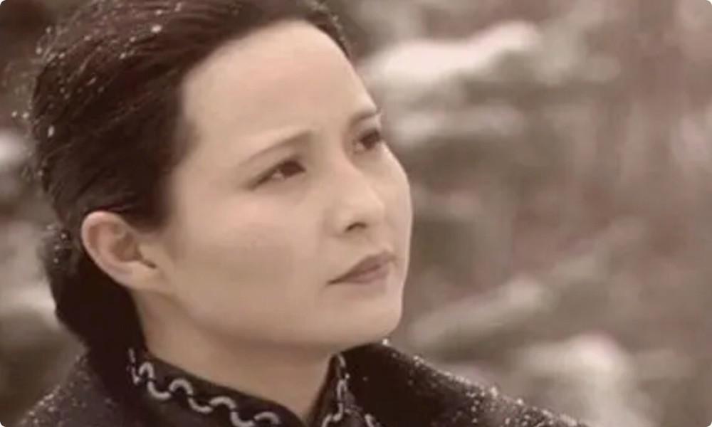 同样是演宋庆龄，把董璇版和李羚、许晴等人对比，高下立见