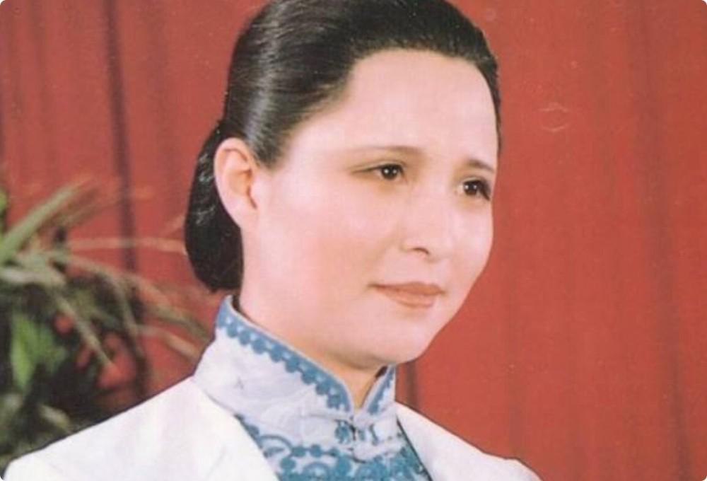 同样是演宋庆龄，把董璇版和李羚、许晴等人对比，高下立见