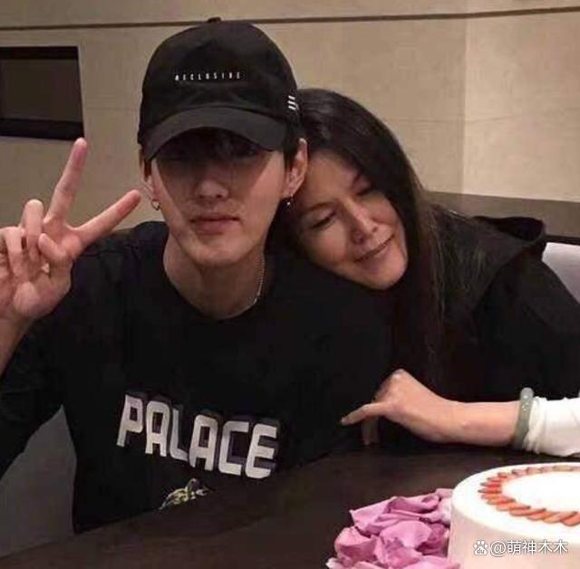 全员恶人！吴亦凡妈妈被嘲男宝妈直接删文，都美竹前闺蜜遭禁言