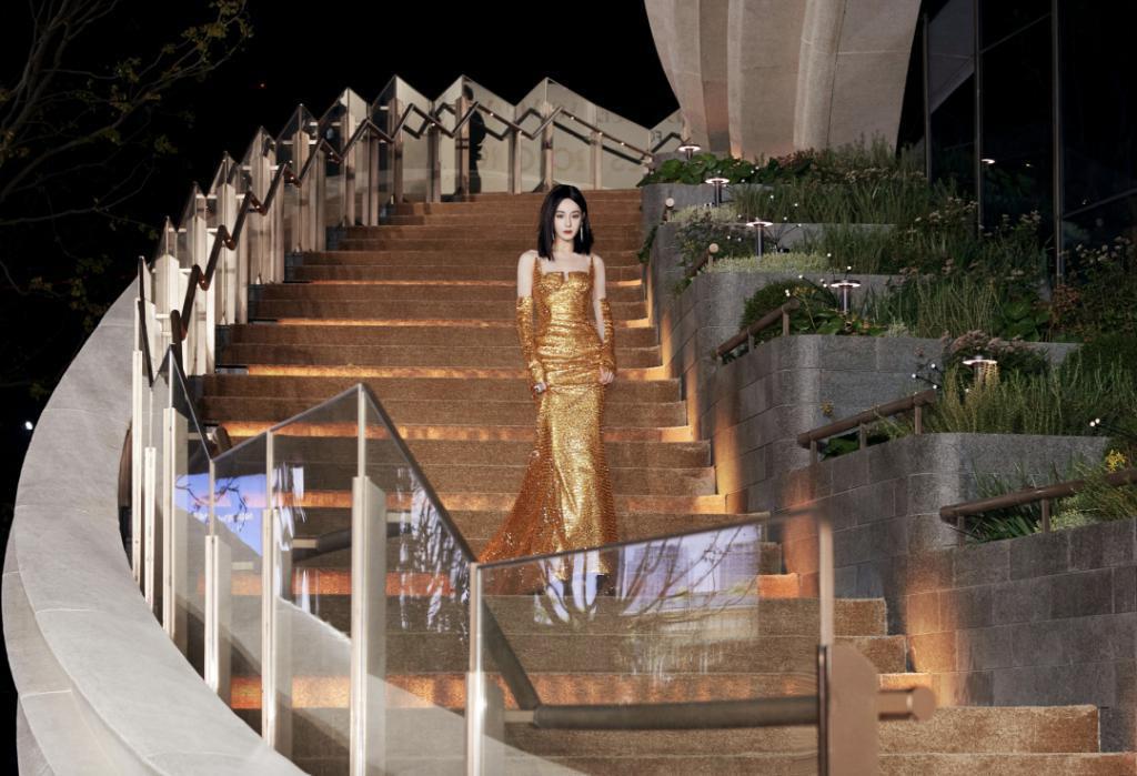 顶流红毯:热巴性感华贵,娜然清新脱俗!但娜扎这次秒了所有