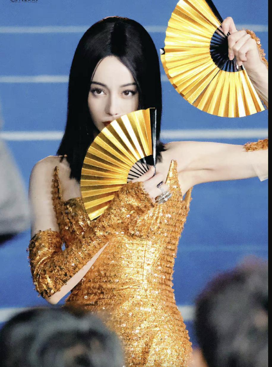 顶流红毯:热巴性感华贵,娜然清新脱俗!但娜扎这次秒了所有