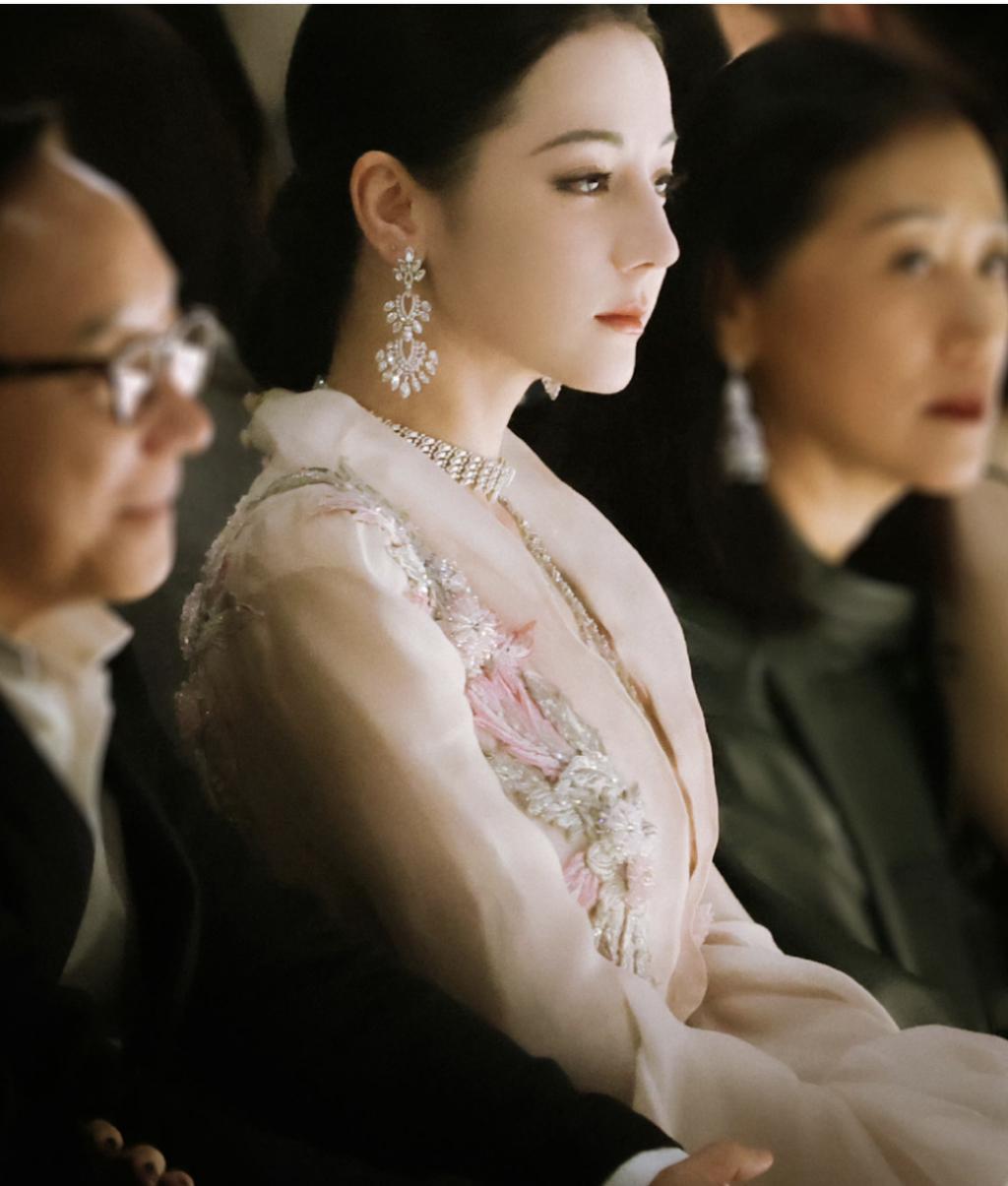 顶流红毯:热巴性感华贵,娜然清新脱俗!但娜扎这次秒了所有