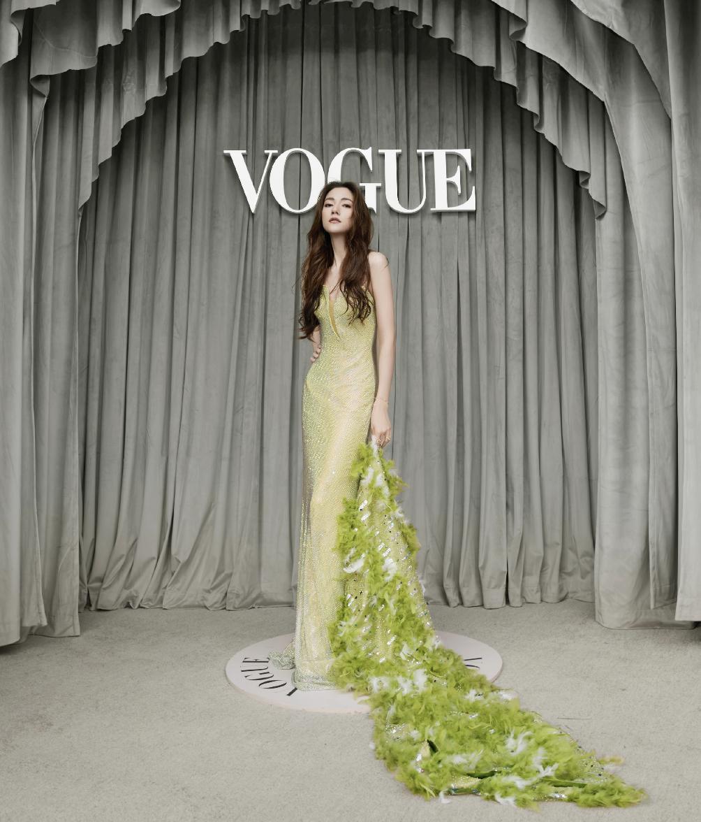 顶流红毯:热巴性感华贵,娜然清新脱俗!但娜扎这次秒了所有