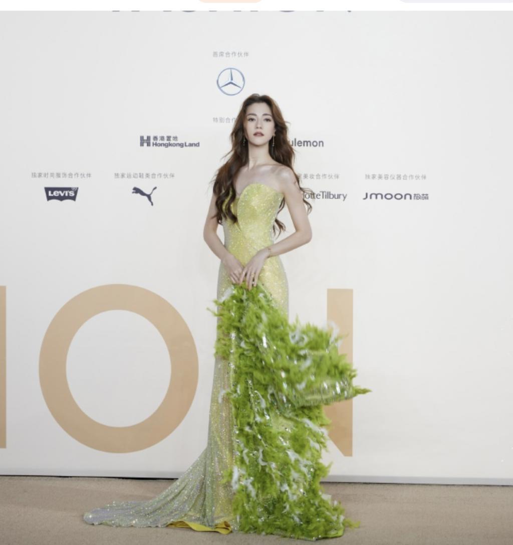 顶流红毯:热巴性感华贵,娜然清新脱俗!但娜扎这次秒了所有