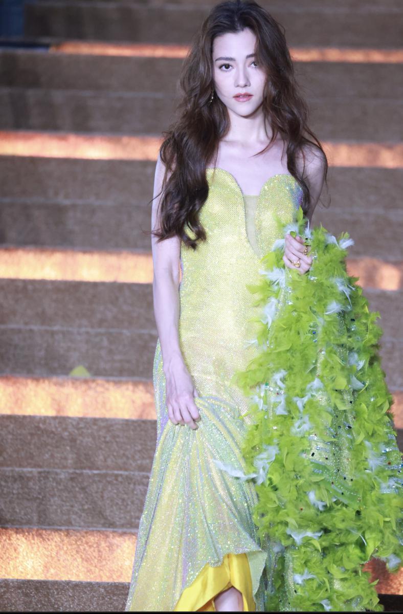 顶流红毯:热巴性感华贵,娜然清新脱俗!但娜扎这次秒了所有