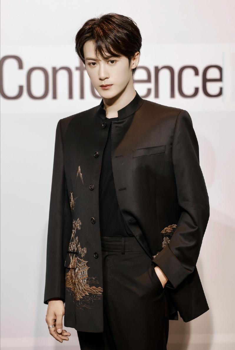 顶流红毯:热巴性感华贵,娜然清新脱俗!但娜扎这次秒了所有