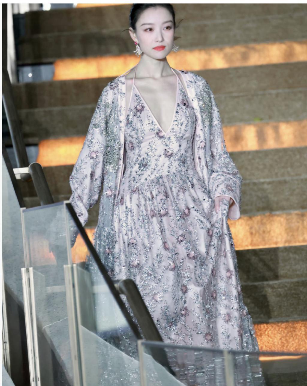 顶流红毯:热巴性感华贵,娜然清新脱俗!但娜扎这次秒了所有