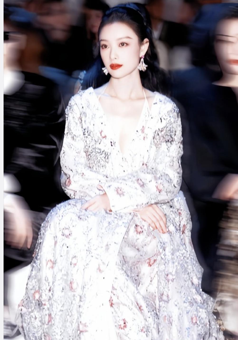 顶流红毯:热巴性感华贵,娜然清新脱俗!但娜扎这次秒了所有