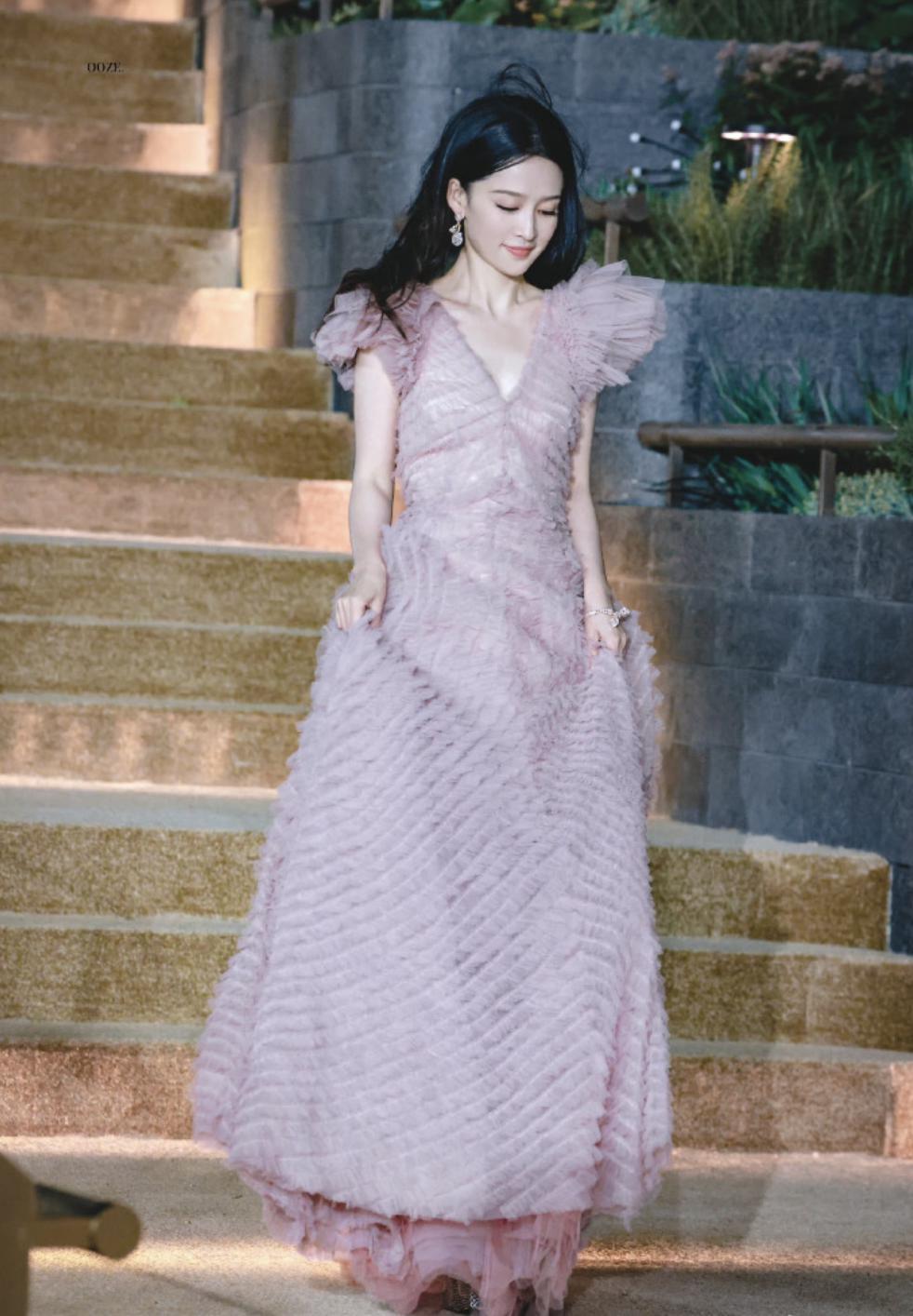 顶流红毯:热巴性感华贵,娜然清新脱俗!但娜扎这次秒了所有