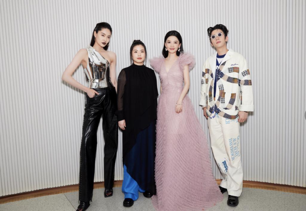 顶流红毯:热巴性感华贵,娜然清新脱俗!但娜扎这次秒了所有