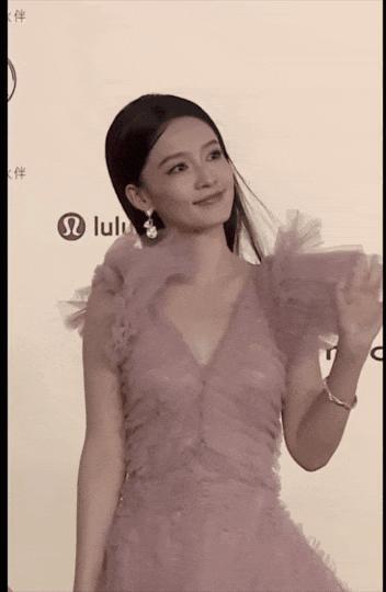 顶流红毯:热巴性感华贵,娜然清新脱俗!但娜扎这次秒了所有