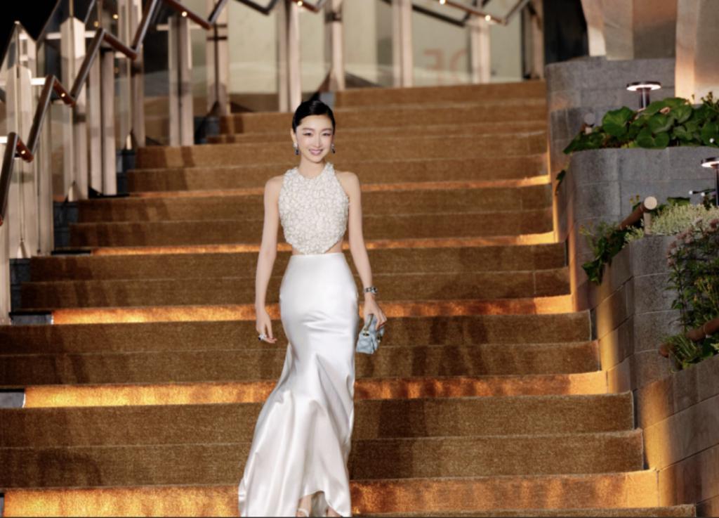 顶流红毯:热巴性感华贵,娜然清新脱俗!但娜扎这次秒了所有