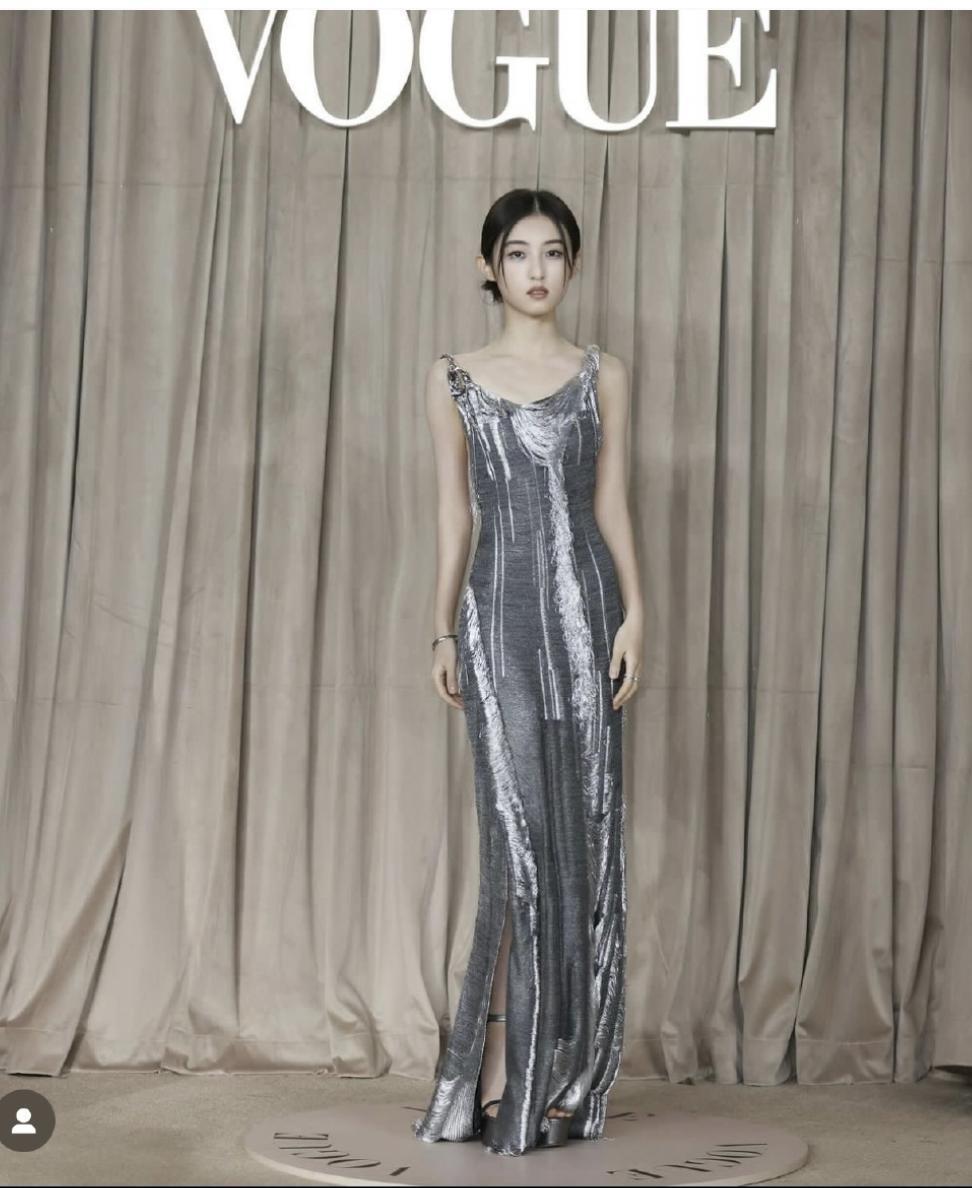 顶流红毯:热巴性感华贵,娜然清新脱俗!但娜扎这次秒了所有