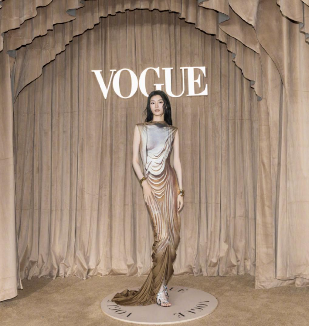 顶流红毯:热巴性感华贵,娜然清新脱俗!但娜扎这次秒了所有