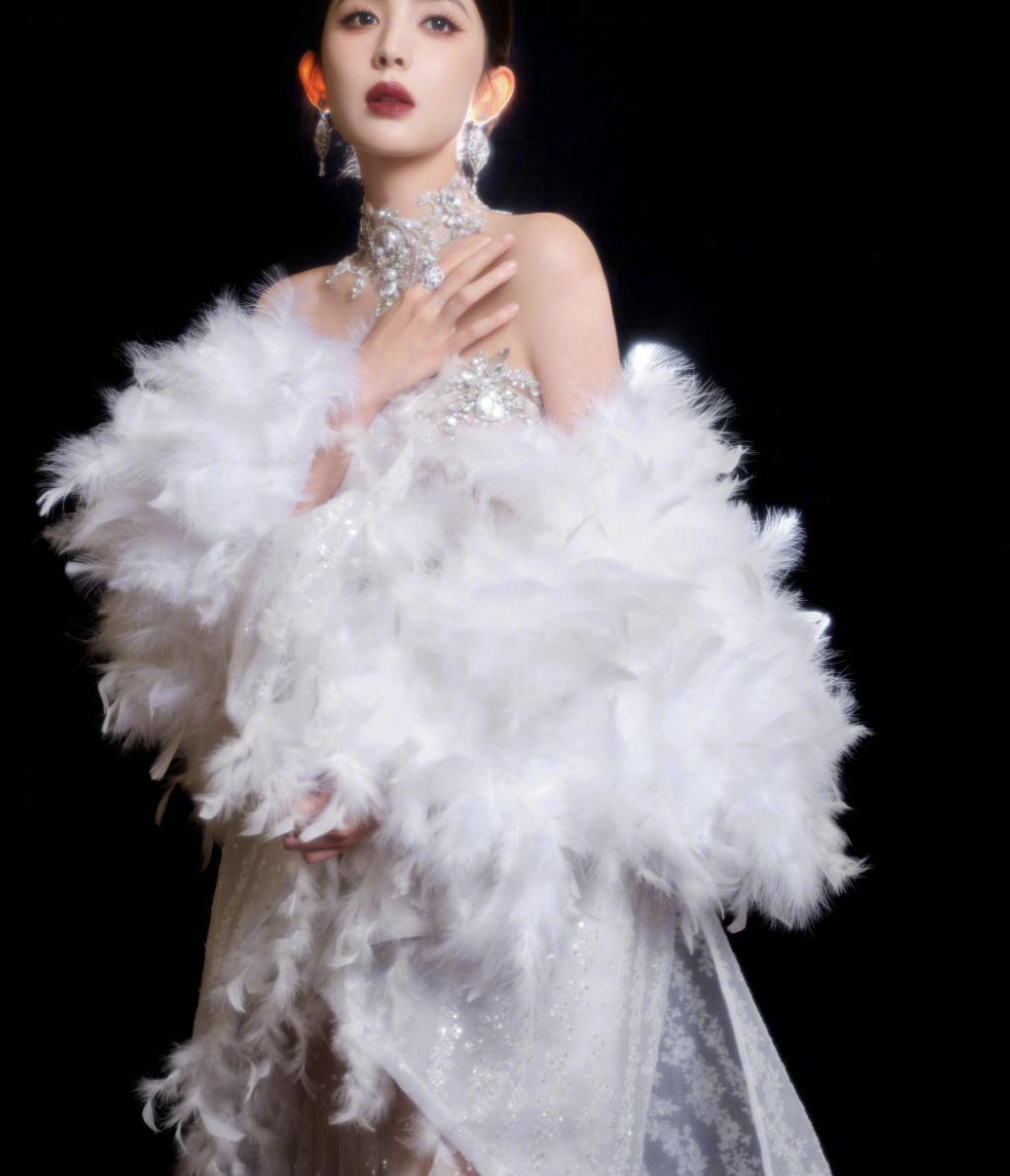 顶流红毯:热巴性感华贵,娜然清新脱俗!但娜扎这次秒了所有