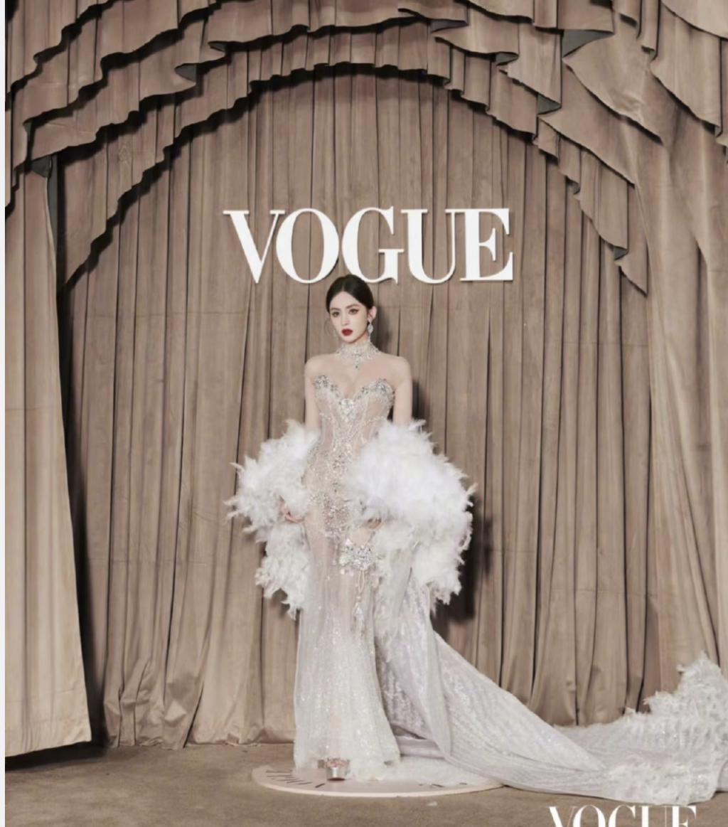 顶流红毯:热巴性感华贵,娜然清新脱俗!但娜扎这次秒了所有