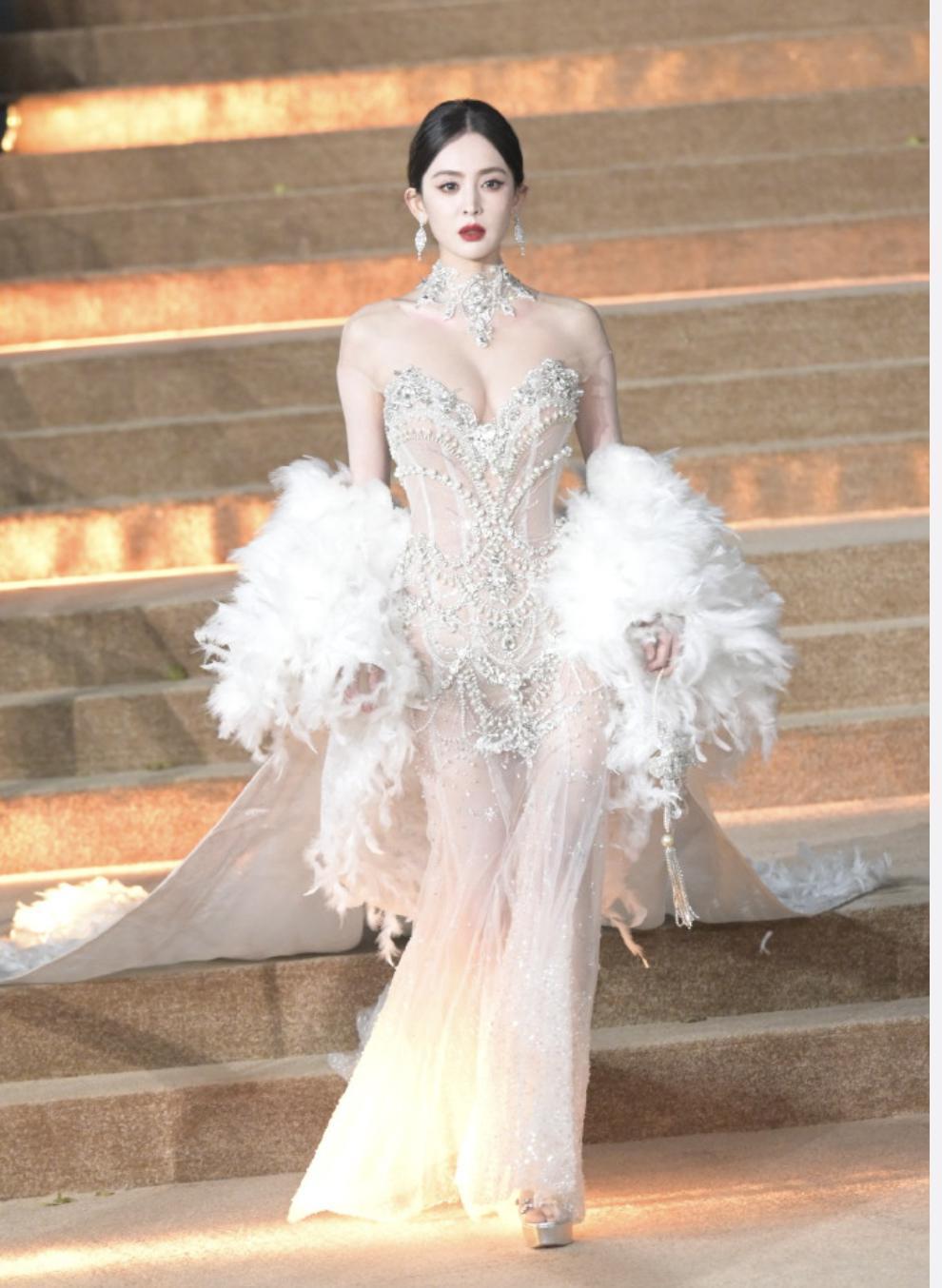 顶流红毯:热巴性感华贵,娜然清新脱俗!但娜扎这次秒了所有