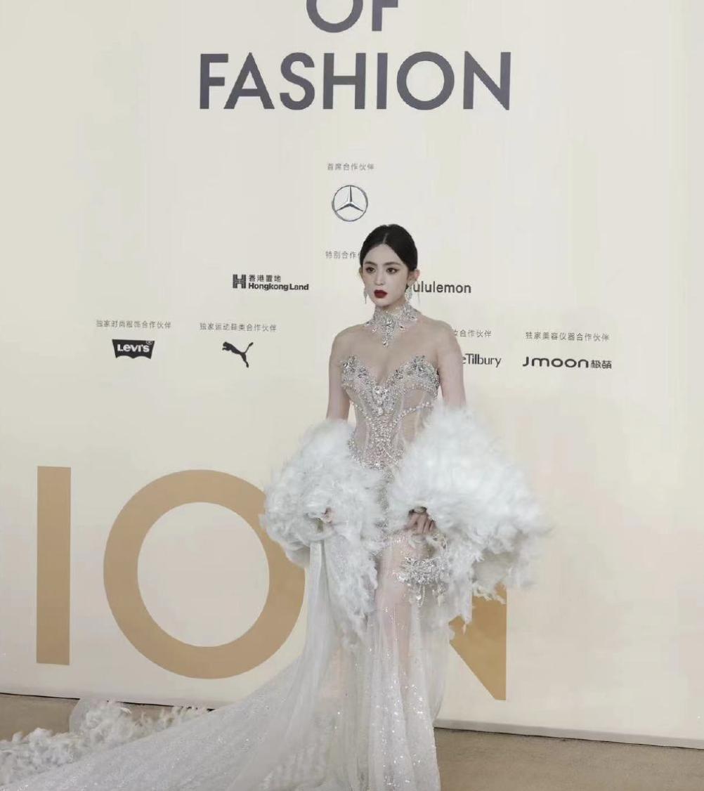 顶流红毯:热巴性感华贵,娜然清新脱俗!但娜扎这次秒了所有