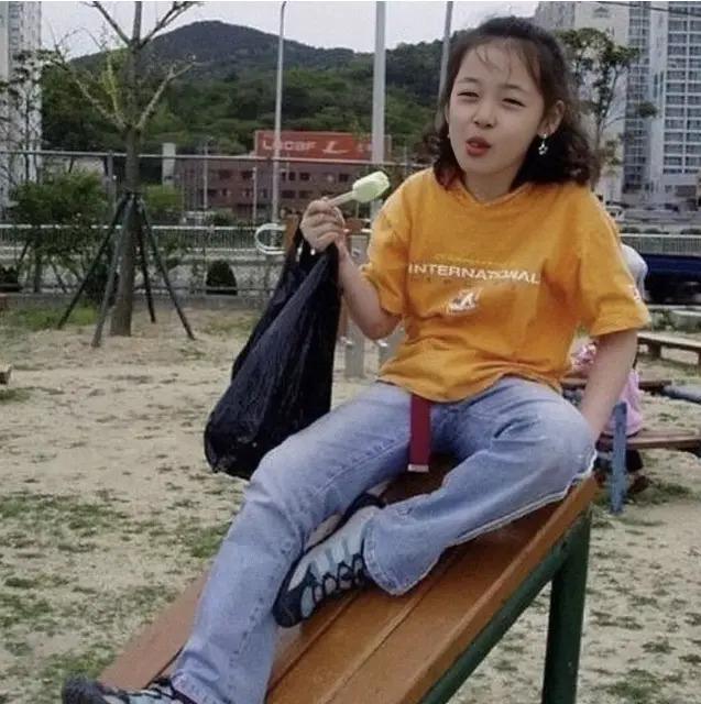 她自杀后，刽子手们开始爱她