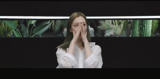 她自杀后，刽子手们开始爱她
