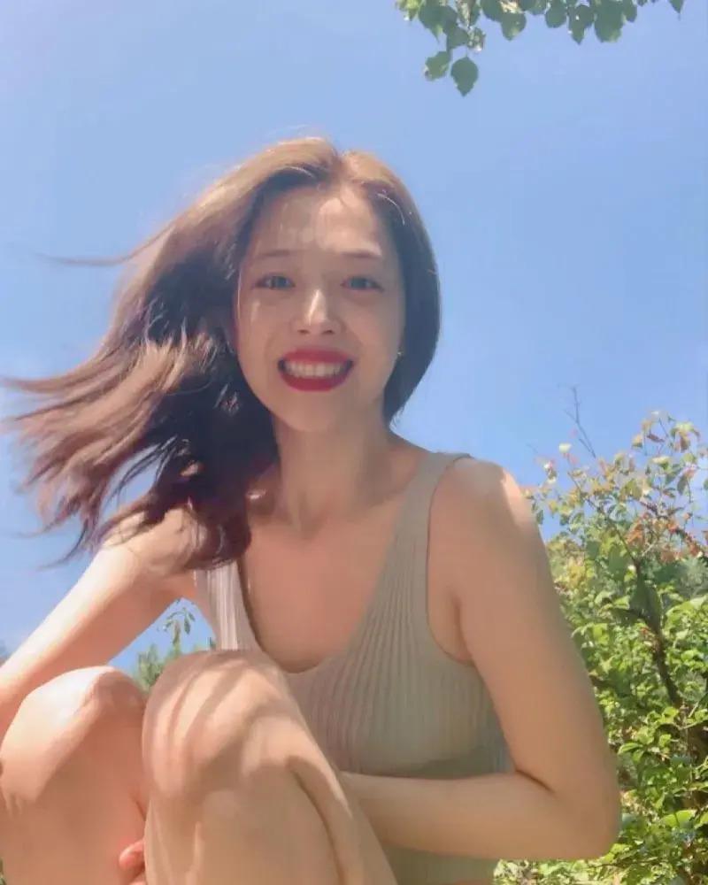 她自杀后，刽子手们开始爱她