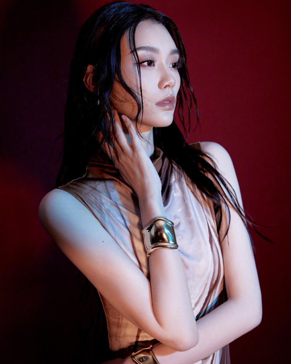 奚梦瑶穿长裙好身材抢眼 超模气场强大！