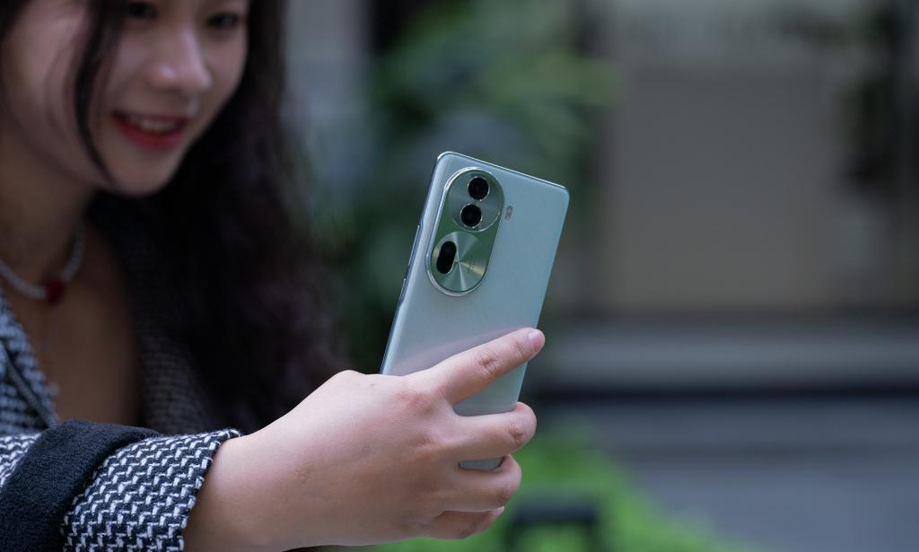 OPPO Reno11首发评测：「要啥有啥」才是「超级标准版」