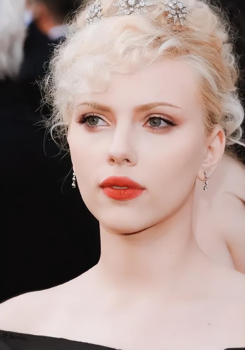 为艺术献身的女星：“黑寡妇”斯嘉丽·约翰逊，从小美到大！