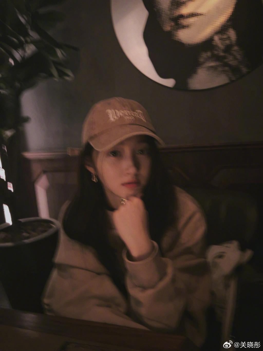 关晓彤戴棒球帽穿卫衣 托腮发呆表情好萌