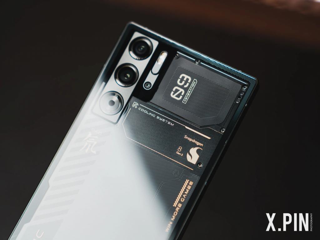 双面纯平不打孔，红魔在游戏手机上玩的设计，成了。