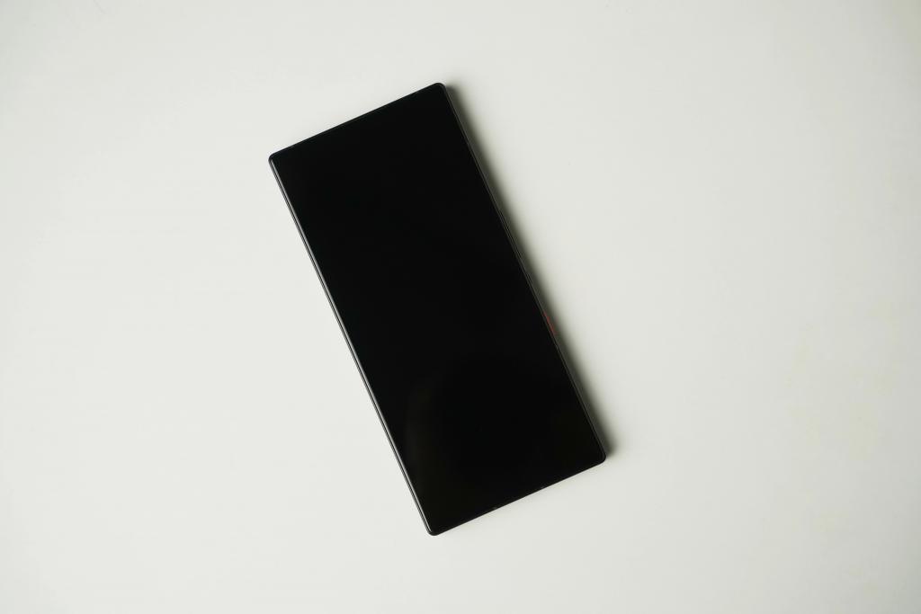 双面纯平不打孔，红魔在游戏手机上玩的设计，成了。